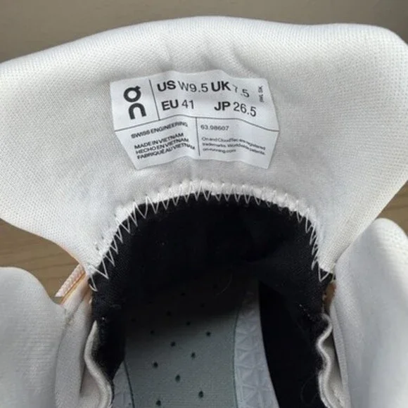 Women's 9.5 On Cloud Cloudrock 2 Waterproof Swiss Engineering Hiking Boots Flare - Picture 10 of 10